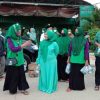 Fitriyani Berbagi Takjil di Depan DPC PPP