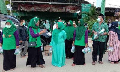 Fitriyani Berbagi Takjil di Depan DPC PPP