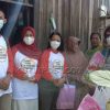 Hari Anak, IBI Kutim Berikan Sembako Untuk Ibu Sulistiowati Janda 25 Anak Angkat